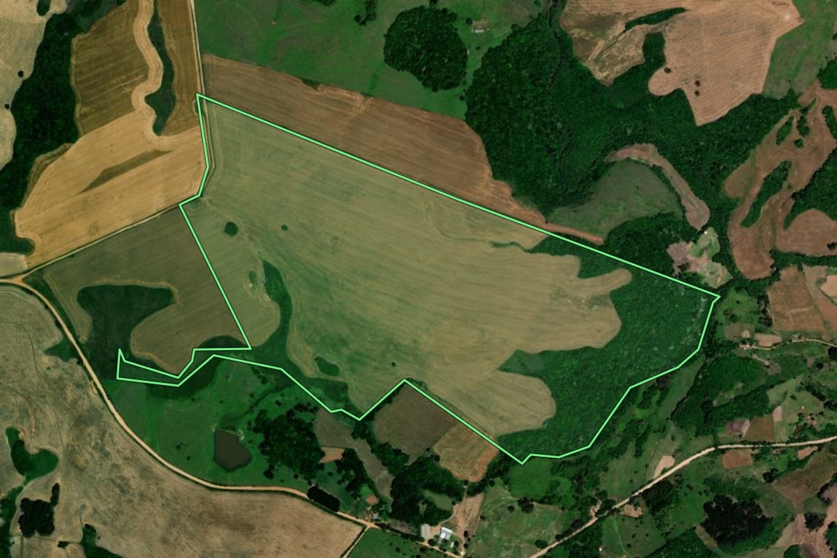 Imagem de satélite do imóvel rural em Barros Cassal (RS), com o contorno declarado no CAR desenhado por cima.