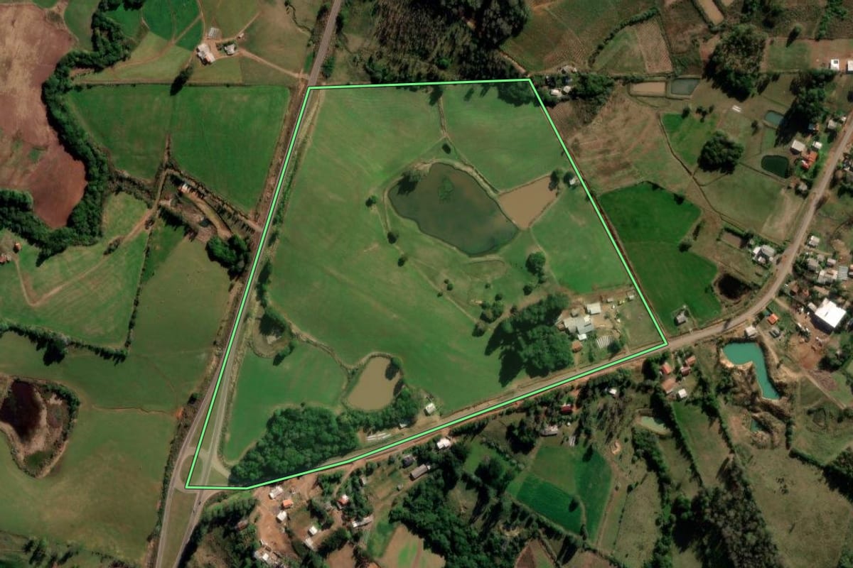 Imagem de satélite do imóvel rural em Barros Cassal (RS), com o contorno declarado no CAR desenhado por cima.