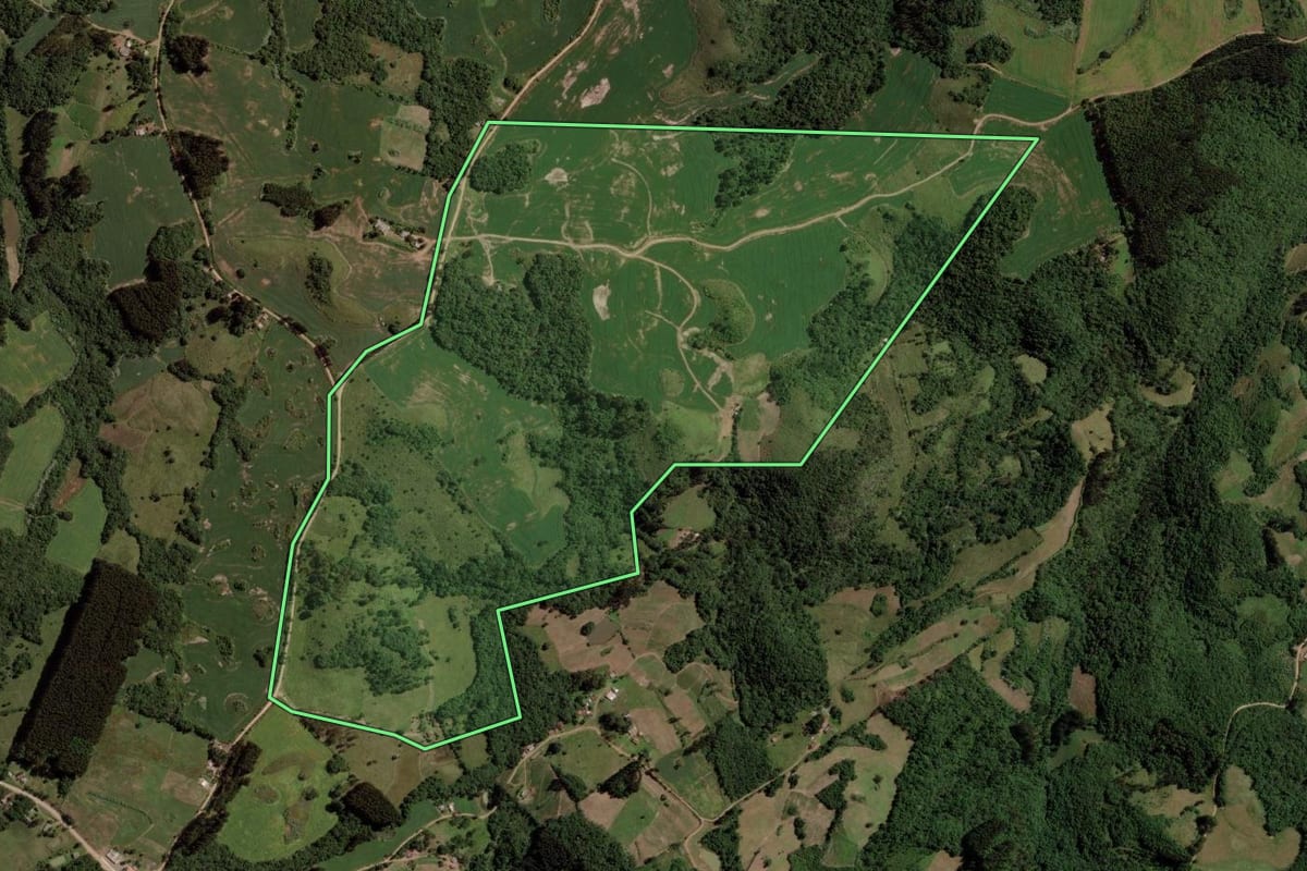 Imagem de satélite do imóvel rural em Barros Cassal (RS), com o contorno declarado no CAR desenhado por cima.