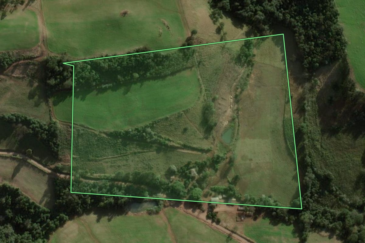 Imagem de satélite do imóvel rural em Benjamin Constant do Sul (RS), com o contorno declarado no CAR desenhado por cima.