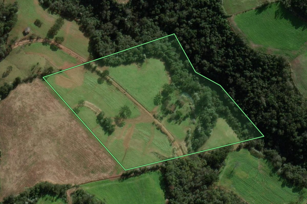 Imagem de satélite do imóvel rural em Benjamin Constant do Sul (RS), com o contorno declarado no CAR desenhado por cima.