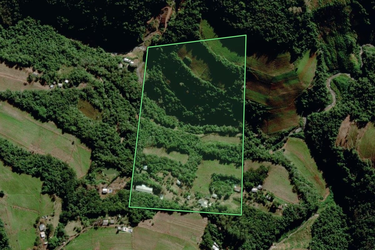 Imagem de satélite do imóvel rural em Bento Gonçalves (RS), com o contorno declarado no CAR desenhado por cima.