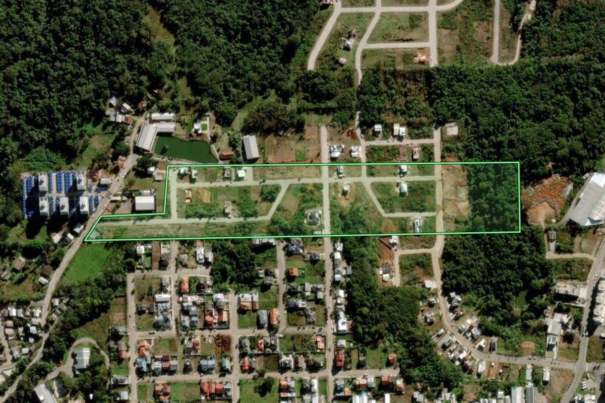 Imagem de satélite do imóvel rural em Bento Gonçalves (RS), com o contorno declarado no CAR desenhado por cima.