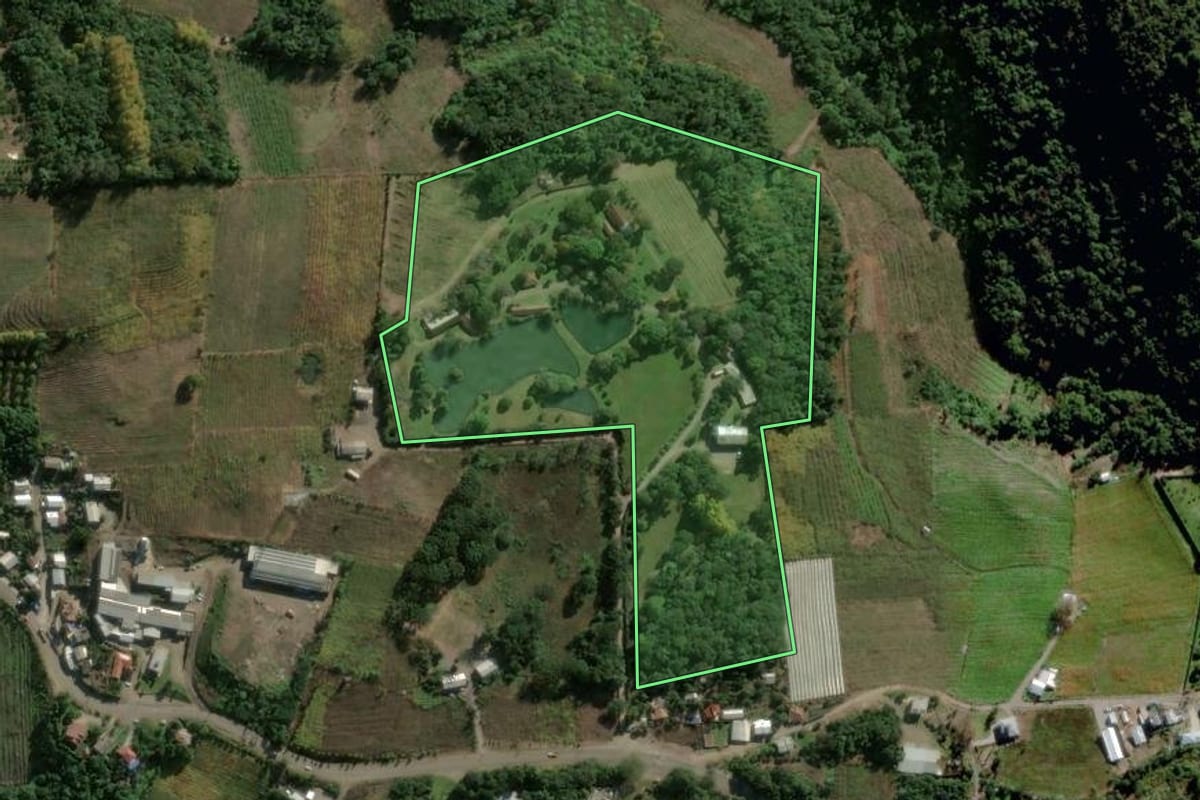 Imagem de satélite do imóvel rural em Bento Gonçalves (RS), com o contorno declarado no CAR desenhado por cima.
