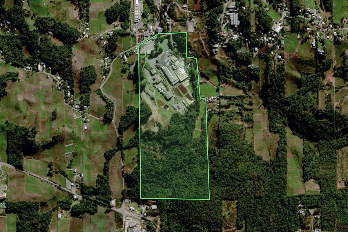 Imagem de satélite do imóvel rural em Bento Gonçalves (RS), com o contorno declarado no CAR desenhado por cima.