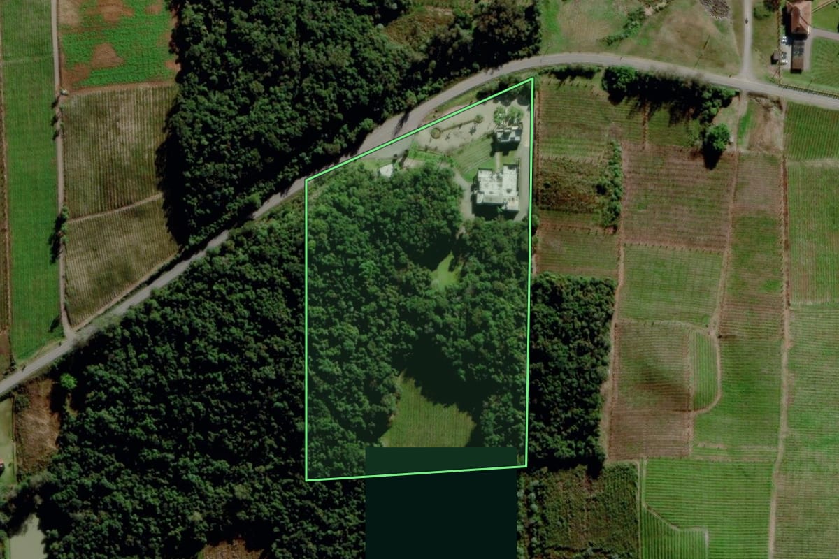 Imagem de satélite do imóvel rural em Bento Gonçalves (RS), com o contorno declarado no CAR desenhado por cima.