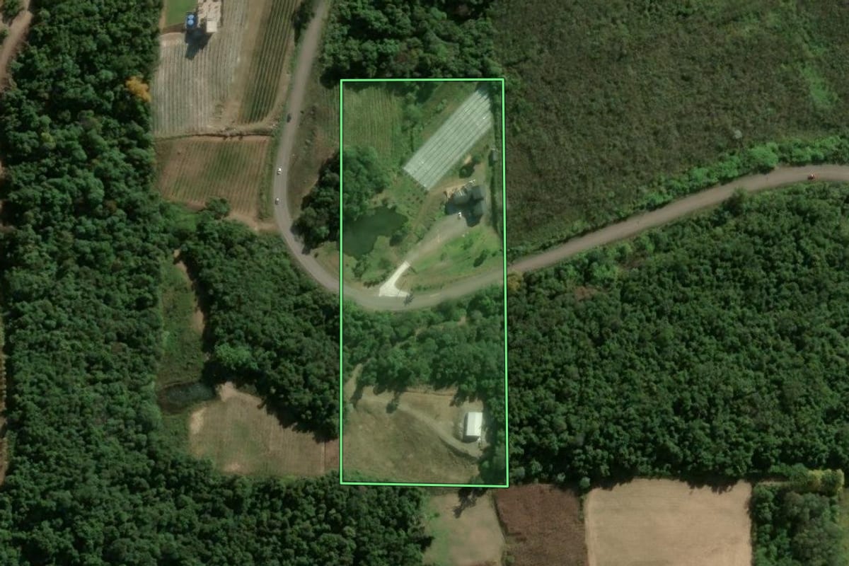 Imagem de satélite do imóvel rural em Bento Gonçalves (RS), com o contorno declarado no CAR desenhado por cima.
