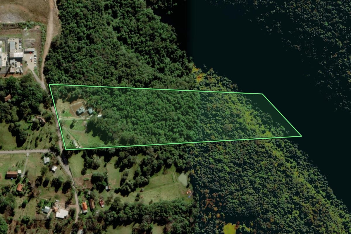 Imagem de satélite do imóvel rural em Bento Gonçalves (RS), com o contorno declarado no CAR desenhado por cima.