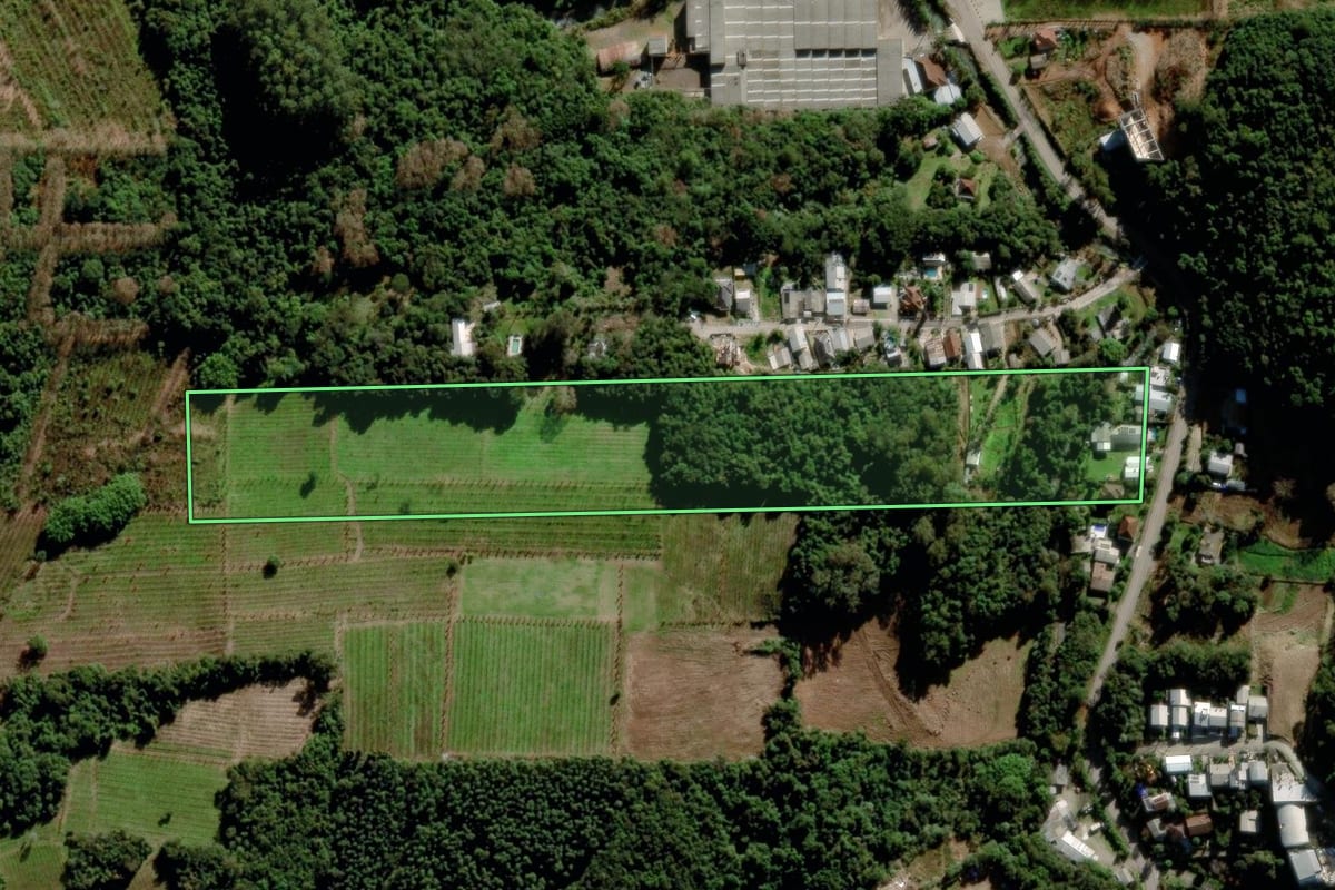 Imagem de satélite do imóvel rural em Bento Gonçalves (RS), com o contorno declarado no CAR desenhado por cima.