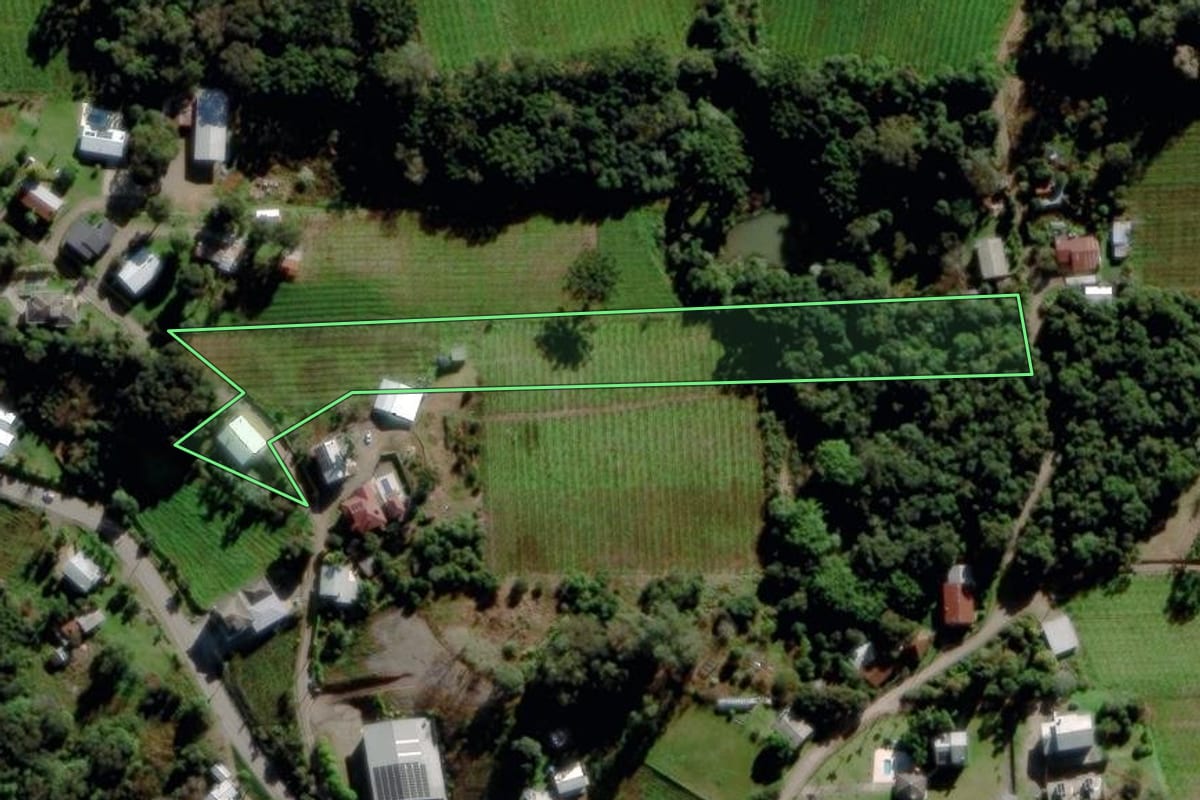Imagem de satélite do imóvel rural em Bento Gonçalves (RS), com o contorno declarado no CAR desenhado por cima.