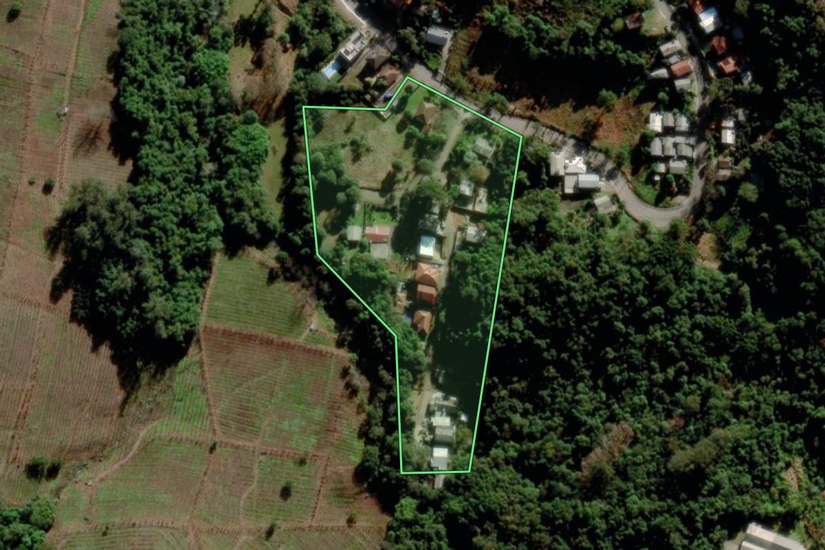 Imagem de satélite do imóvel rural em Bento Gonçalves (RS), com o contorno declarado no CAR desenhado por cima.