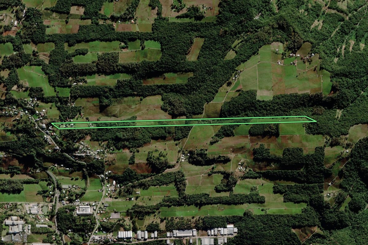 Imagem de satélite do imóvel rural em Bento Gonçalves (RS), com o contorno declarado no CAR desenhado por cima.
