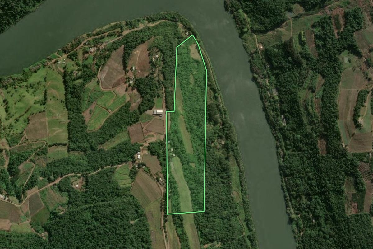 Imagem de satélite do imóvel rural em Bento Gonçalves (RS), com o contorno declarado no CAR desenhado por cima.