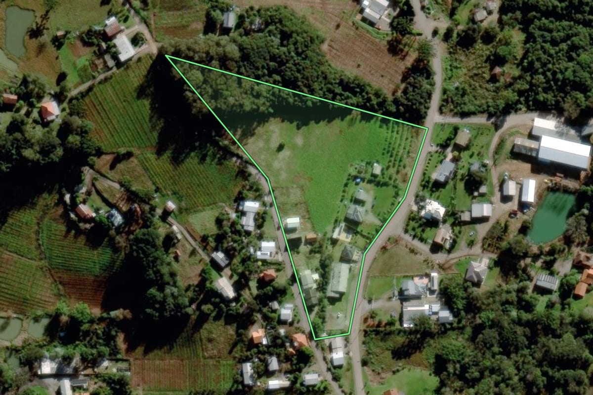 Imagem de satélite do imóvel rural em Bento Gonçalves (RS), com o contorno declarado no CAR desenhado por cima.