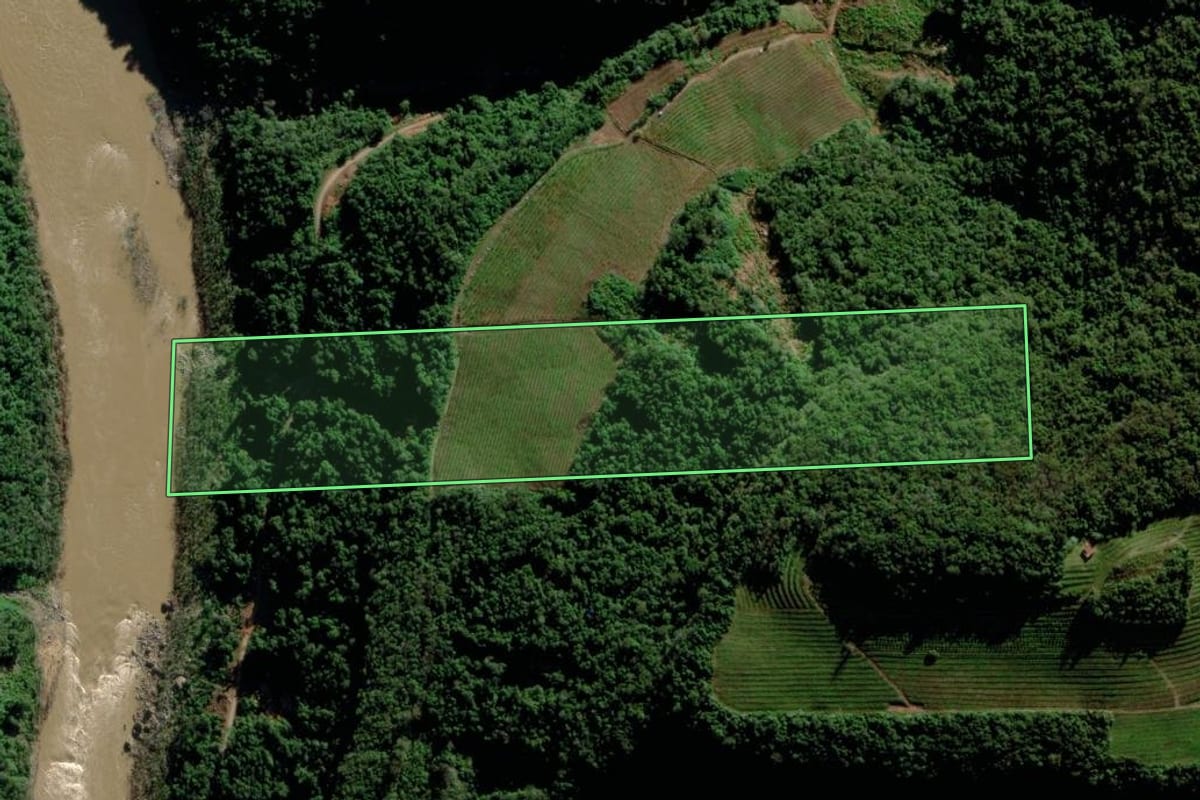 Imagem de satélite do imóvel rural em Bento Gonçalves (RS), com o contorno declarado no CAR desenhado por cima.