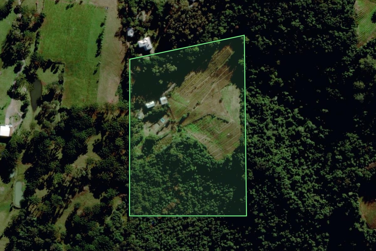 Imagem de satélite do imóvel rural em Bento Gonçalves (RS), com o contorno declarado no CAR desenhado por cima.