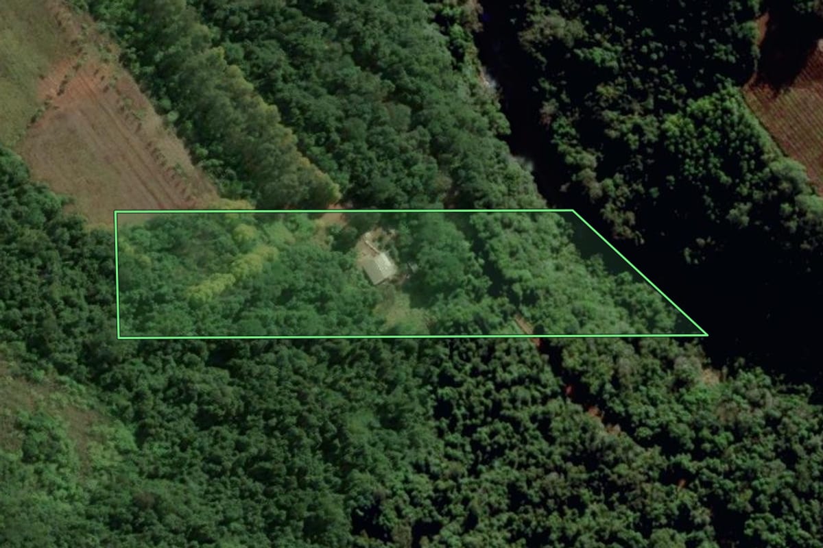 Imagem de satélite do imóvel rural em Bento Gonçalves (RS), com o contorno declarado no CAR desenhado por cima.