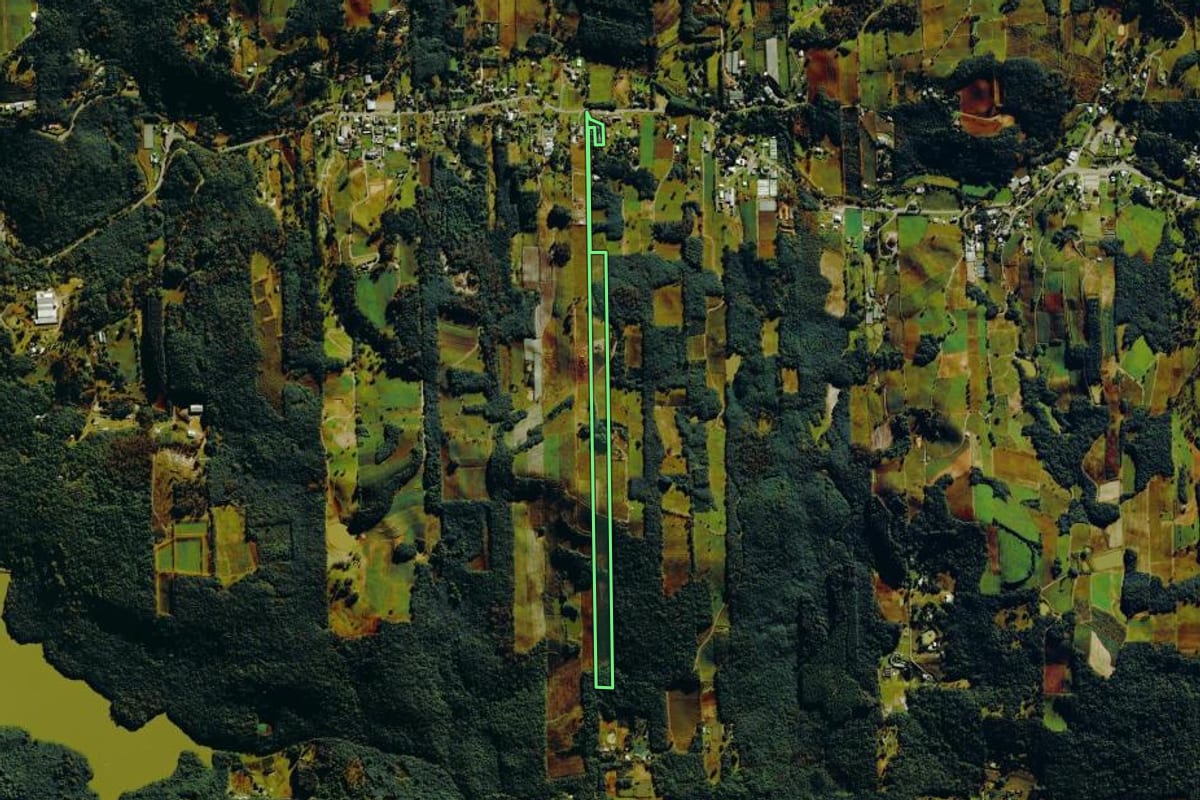 Imagem de satélite do imóvel rural em Bento Gonçalves (RS), com o contorno declarado no CAR desenhado por cima.
