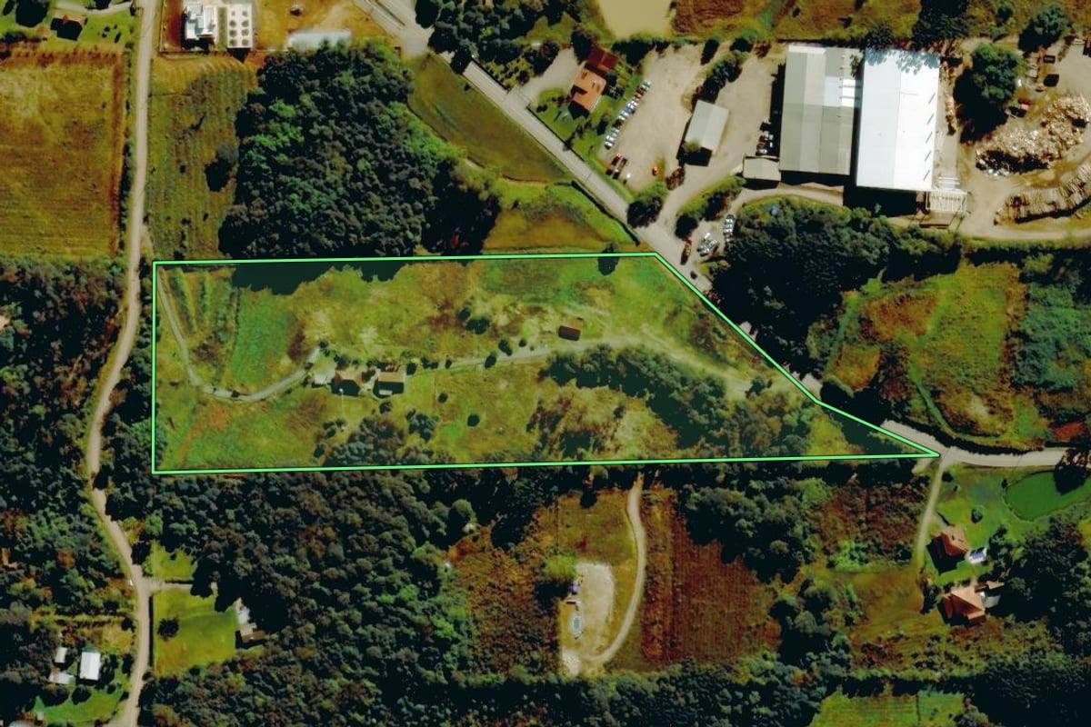 Imagem de satélite do imóvel rural em Bento Gonçalves (RS), com o contorno declarado no CAR desenhado por cima.