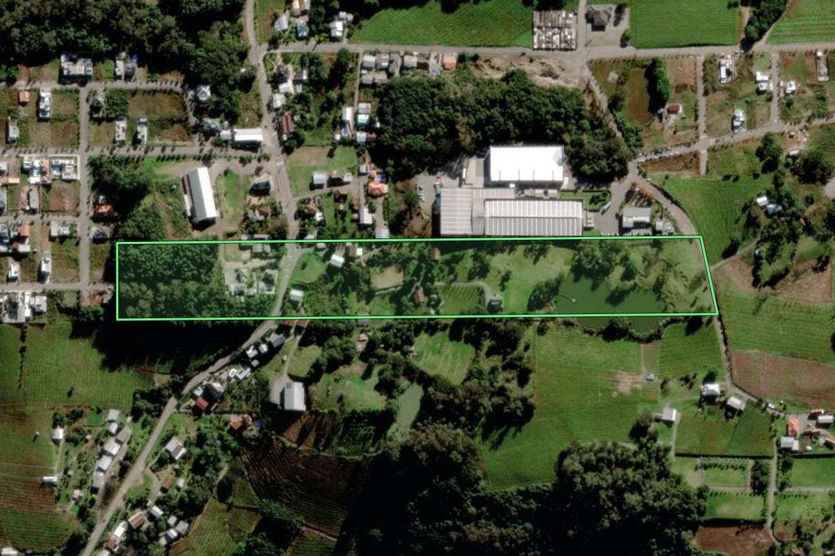 Imagem de satélite do imóvel rural em Bento Gonçalves (RS), com o contorno declarado no CAR desenhado por cima.
