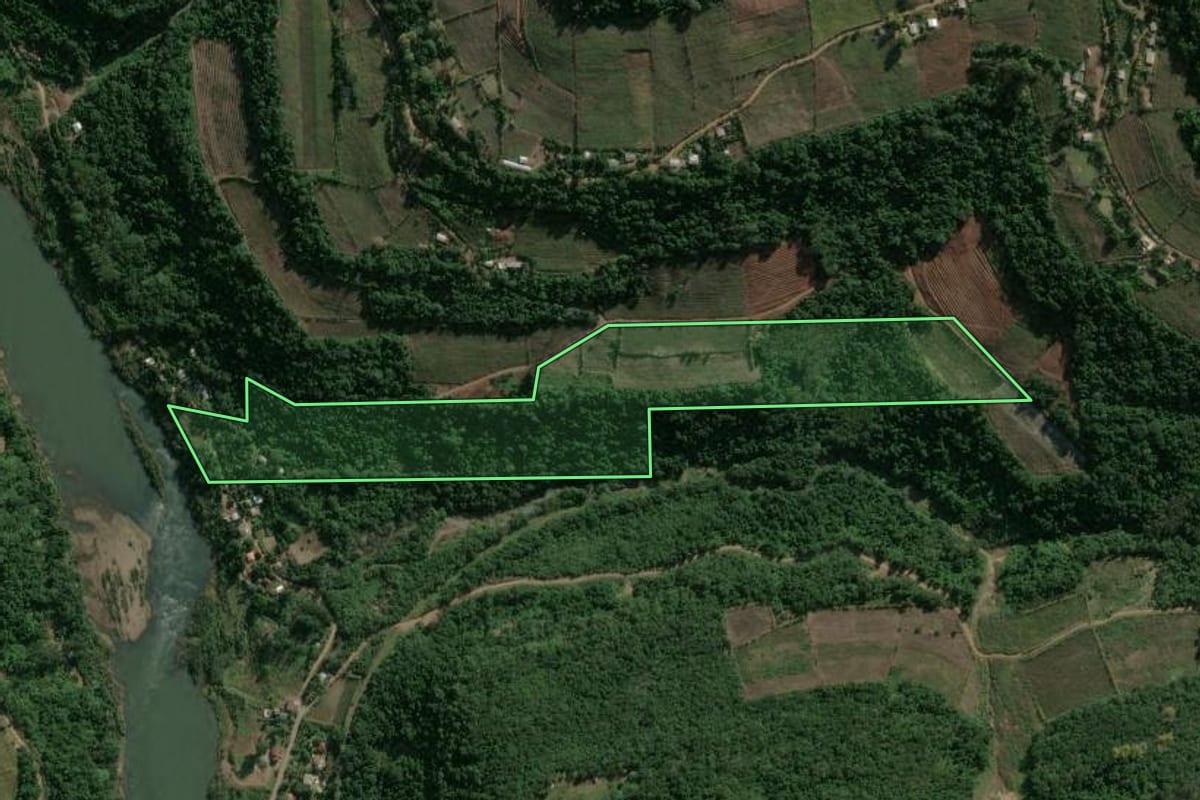 Imagem de satélite do imóvel rural em Bento Gonçalves (RS), com o contorno declarado no CAR desenhado por cima.