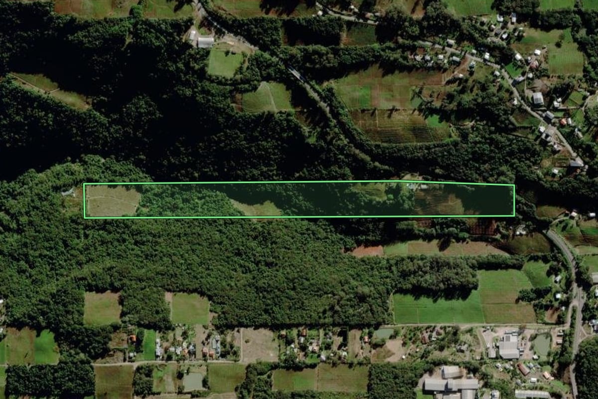 Imagem de satélite do imóvel rural em Bento Gonçalves (RS), com o contorno declarado no CAR desenhado por cima.