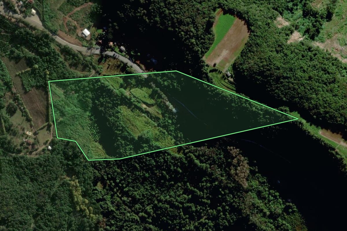Imagem de satélite do imóvel rural em Bento Gonçalves (RS), com o contorno declarado no CAR desenhado por cima.