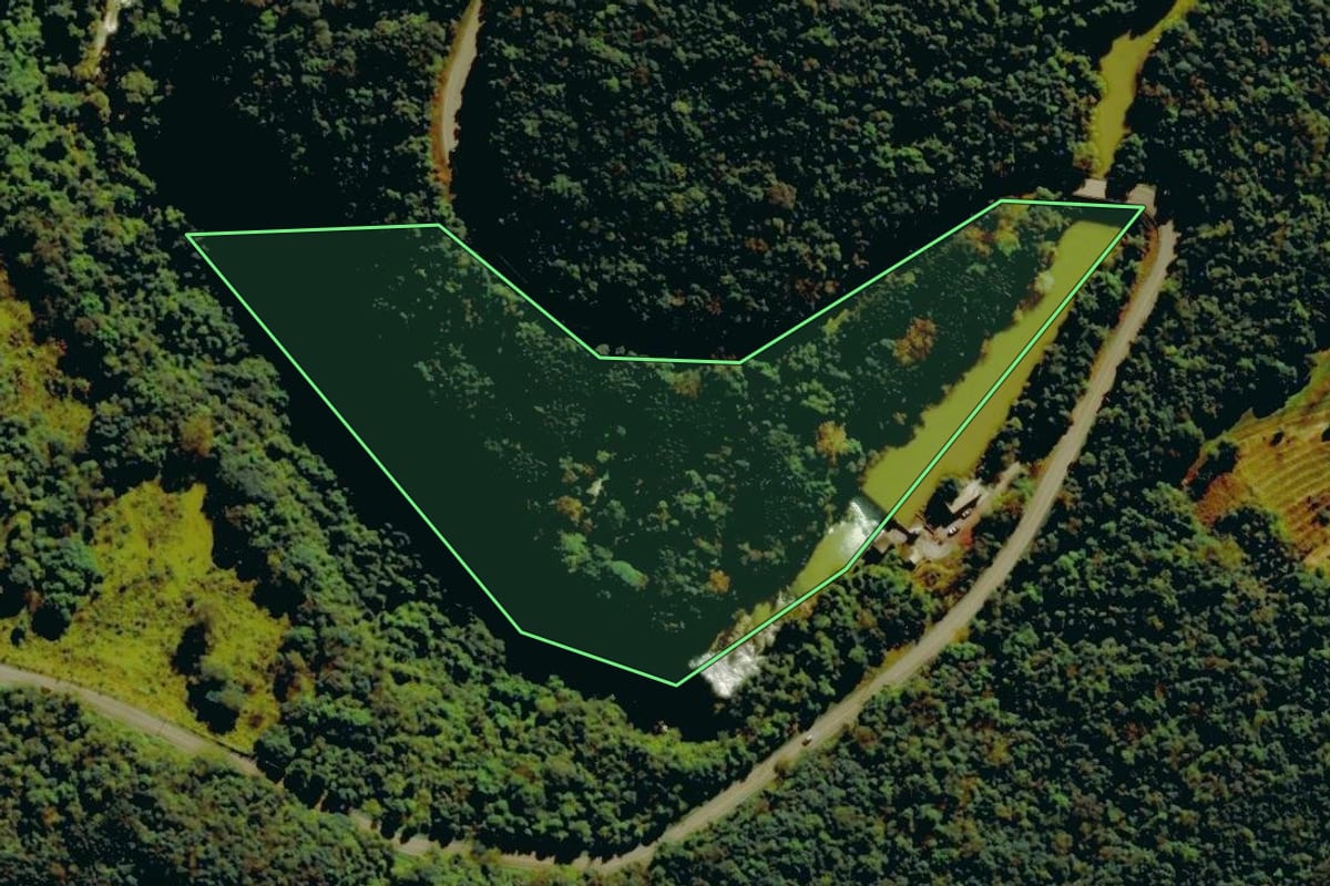 Imagem de satélite do imóvel rural em Bento Gonçalves (RS), com o contorno declarado no CAR desenhado por cima.