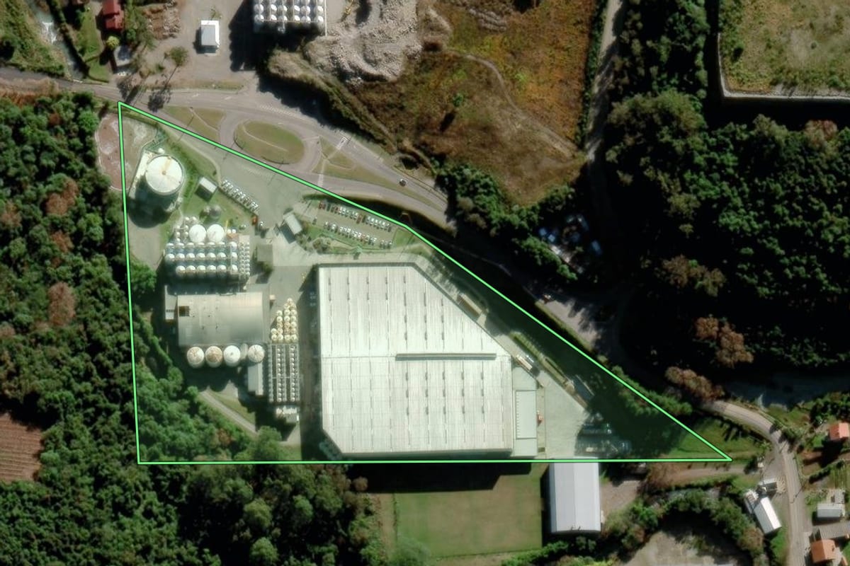 Imagem de satélite do imóvel rural em Bento Gonçalves (RS), com o contorno declarado no CAR desenhado por cima.