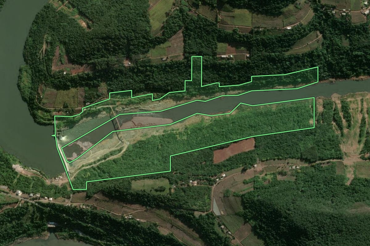Imagem de satélite do imóvel rural em Bento Gonçalves (RS), com o contorno declarado no CAR desenhado por cima.
