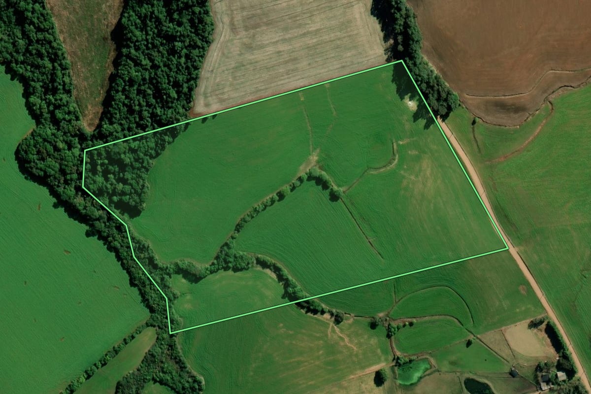 Imagem de satélite do imóvel rural em Boa Vista do Cadeado (RS), com o contorno declarado no CAR desenhado por cima.