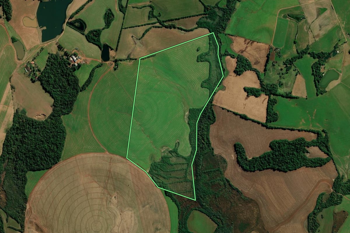 Imagem de satélite do imóvel rural em Boa Vista do Cadeado (RS), com o contorno declarado no CAR desenhado por cima.