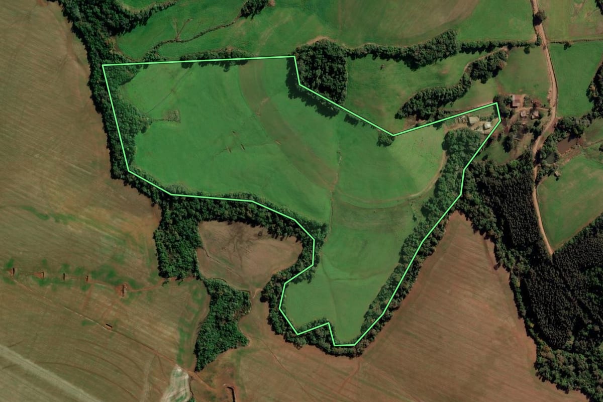 Imagem de satélite do imóvel rural em Boa Vista do Cadeado (RS), com o contorno declarado no CAR desenhado por cima.