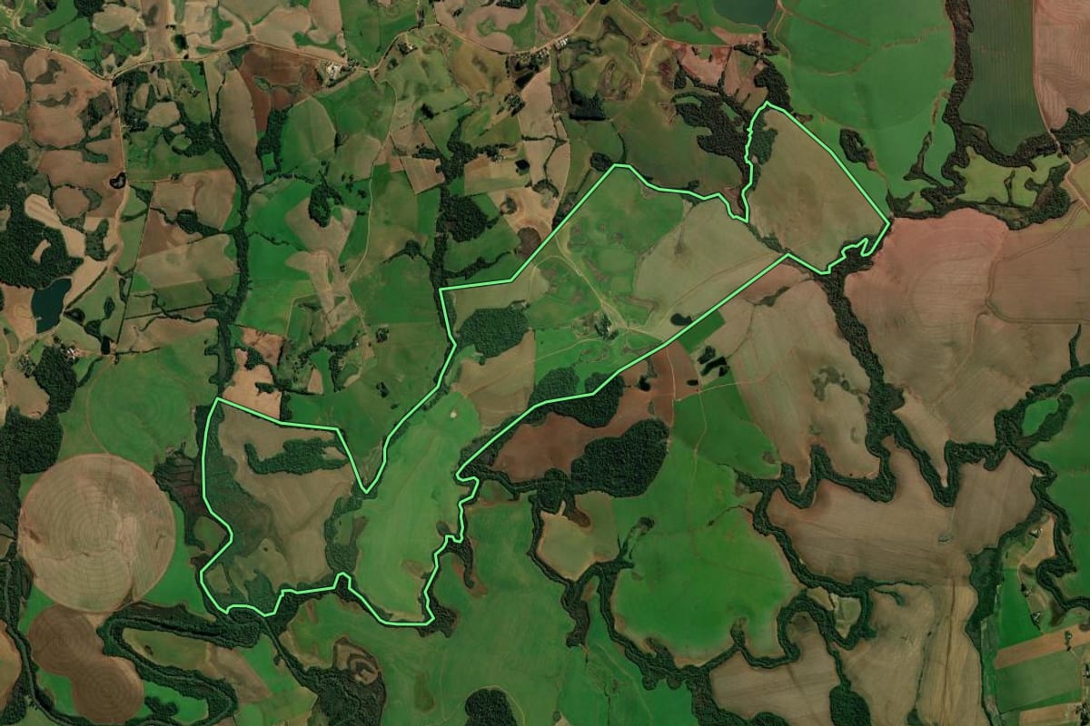 Imagem de satélite do imóvel rural em Boa Vista do Cadeado (RS), com o contorno declarado no CAR desenhado por cima.