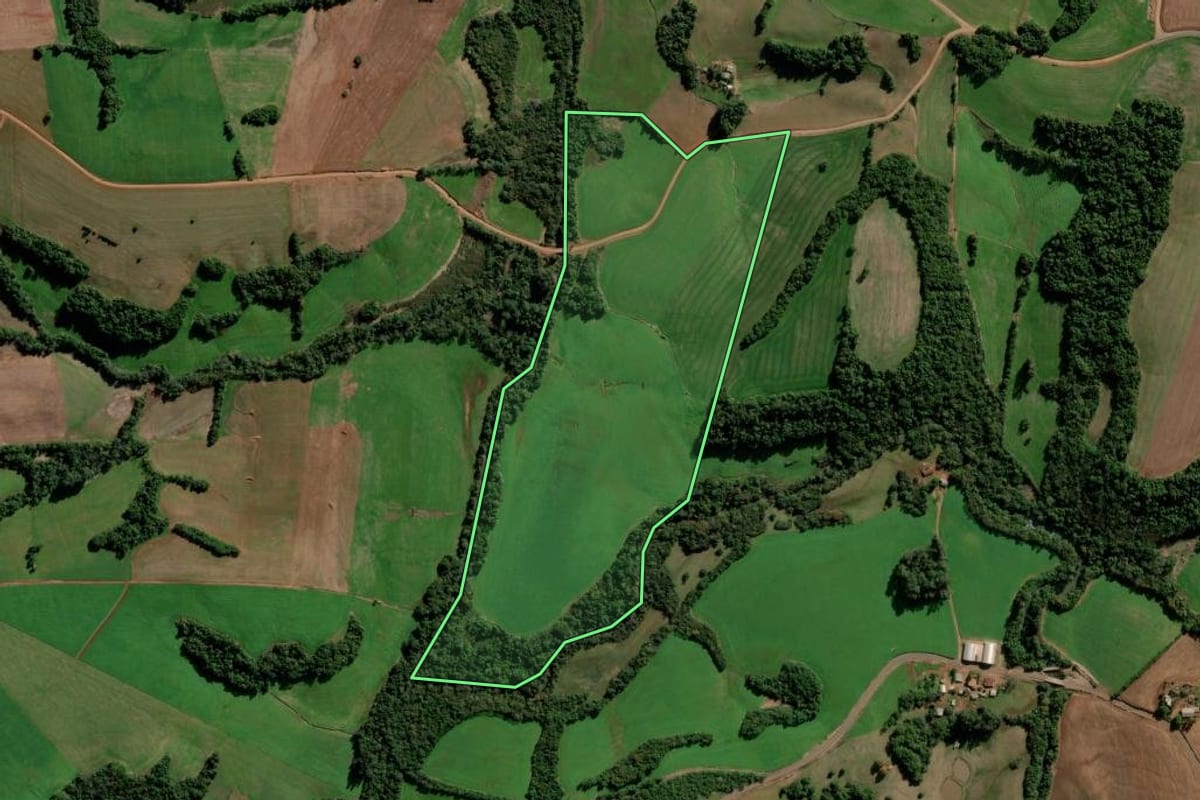 Imagem de satélite do imóvel rural em Boa Vista do Cadeado (RS), com o contorno declarado no CAR desenhado por cima.