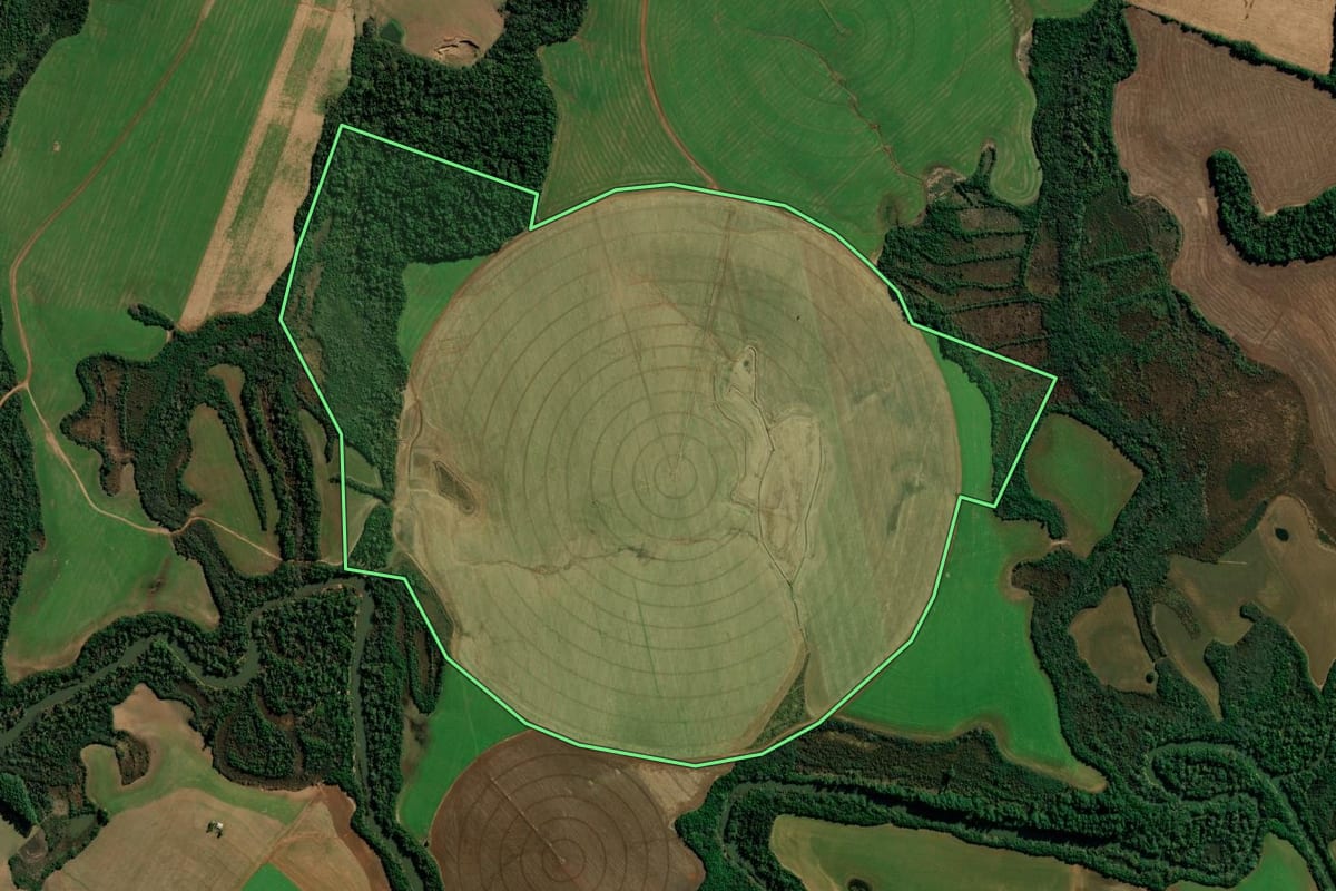 Imagem de satélite do imóvel rural em Boa Vista do Cadeado (RS), com o contorno declarado no CAR desenhado por cima.