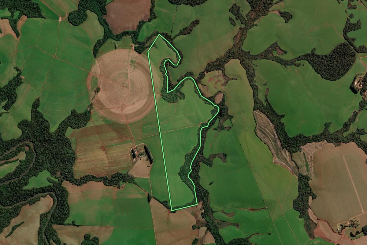 Imagem de satélite do imóvel rural em Boa Vista do Cadeado (RS), com o contorno declarado no CAR desenhado por cima.