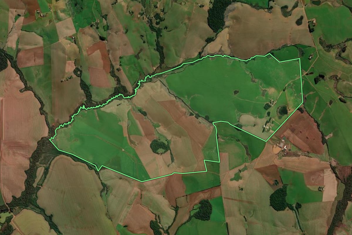Imagem de satélite do imóvel rural em Boa Vista do Cadeado (RS), com o contorno declarado no CAR desenhado por cima.