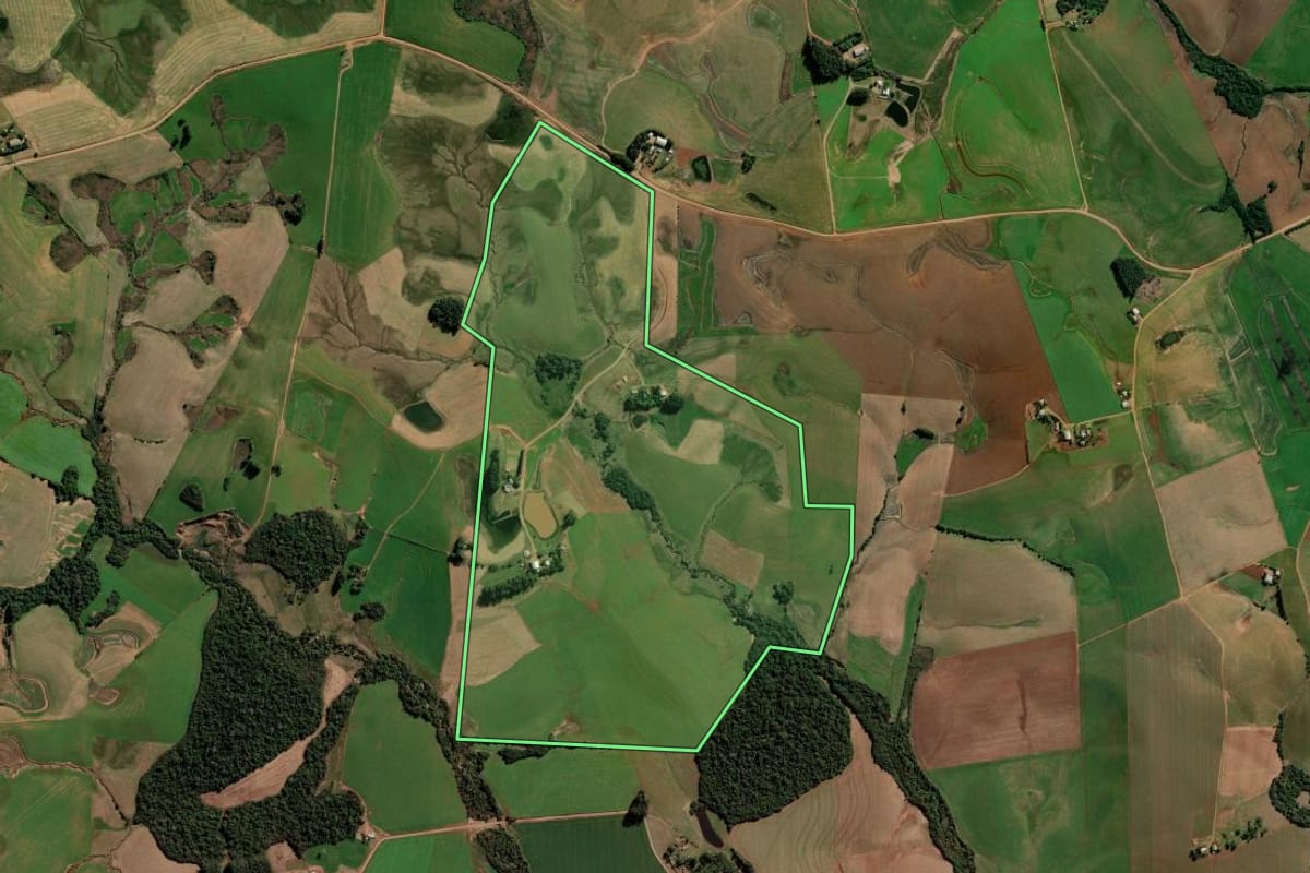 Imagem de satélite do imóvel rural em Boa Vista do Cadeado (RS), com o contorno declarado no CAR desenhado por cima.