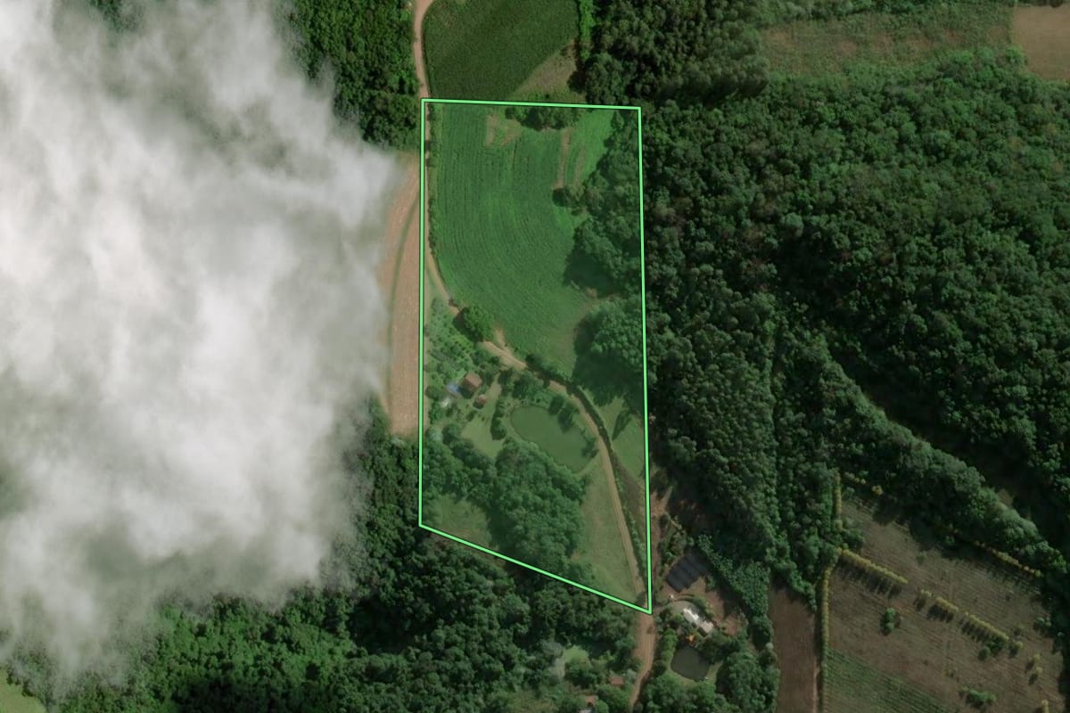 Imagem de satélite do imóvel rural em Boa Vista do Sul (RS), com o contorno declarado no CAR desenhado por cima.