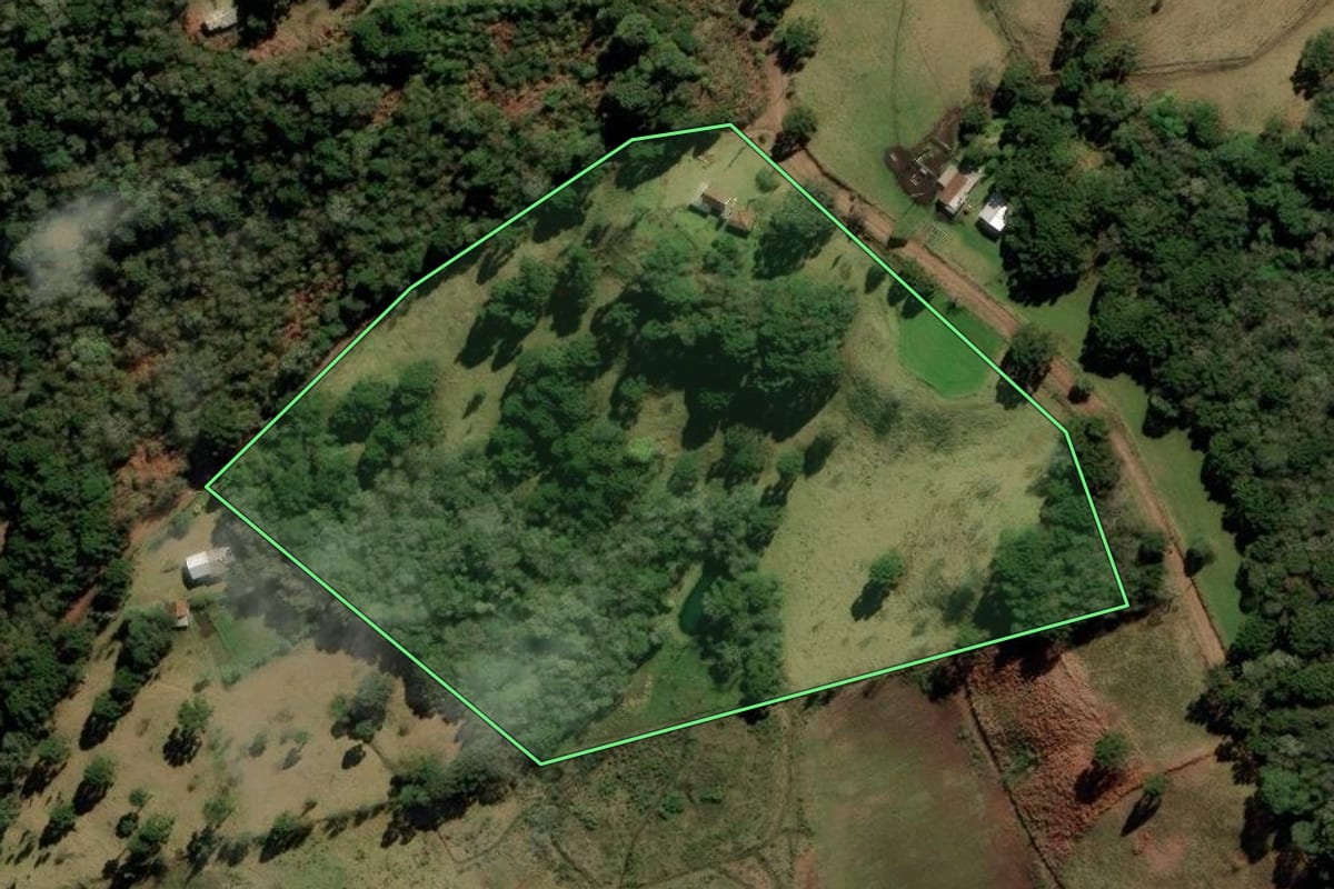 Imagem de satélite do imóvel rural em Bom Jesus (RS), com o contorno declarado no CAR desenhado por cima.
