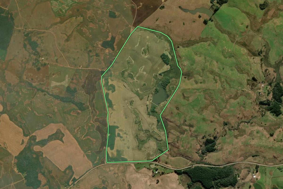 Imagem de satélite do imóvel rural em Bom Jesus (RS), com o contorno declarado no CAR desenhado por cima.