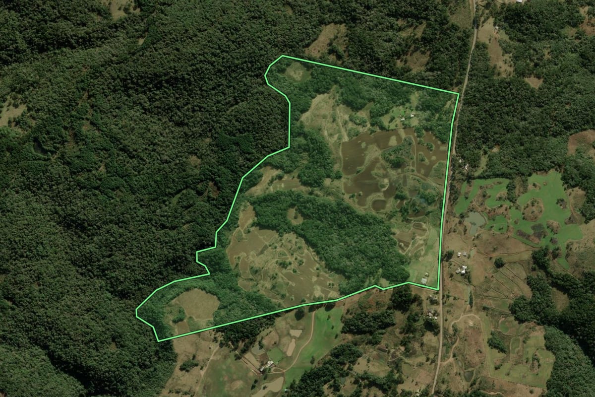 Imagem de satélite do imóvel rural em Bom Jesus (RS), com o contorno declarado no CAR desenhado por cima.