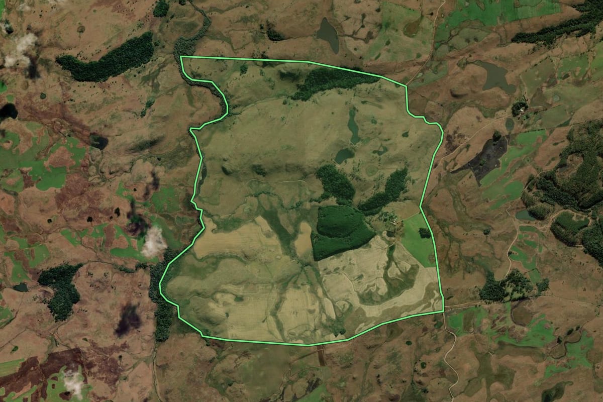 Imagem de satélite do imóvel rural em Bom Jesus (RS), com o contorno declarado no CAR desenhado por cima.