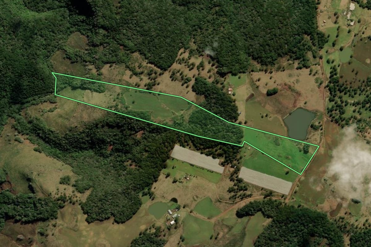 Imagem de satélite do imóvel rural em Bom Jesus (RS), com o contorno declarado no CAR desenhado por cima.