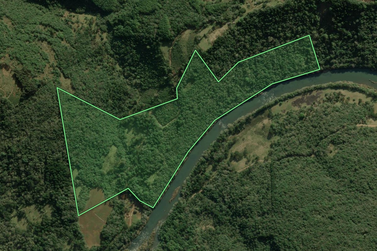 Imagem de satélite do imóvel rural em Bom Jesus (RS), com o contorno declarado no CAR desenhado por cima.