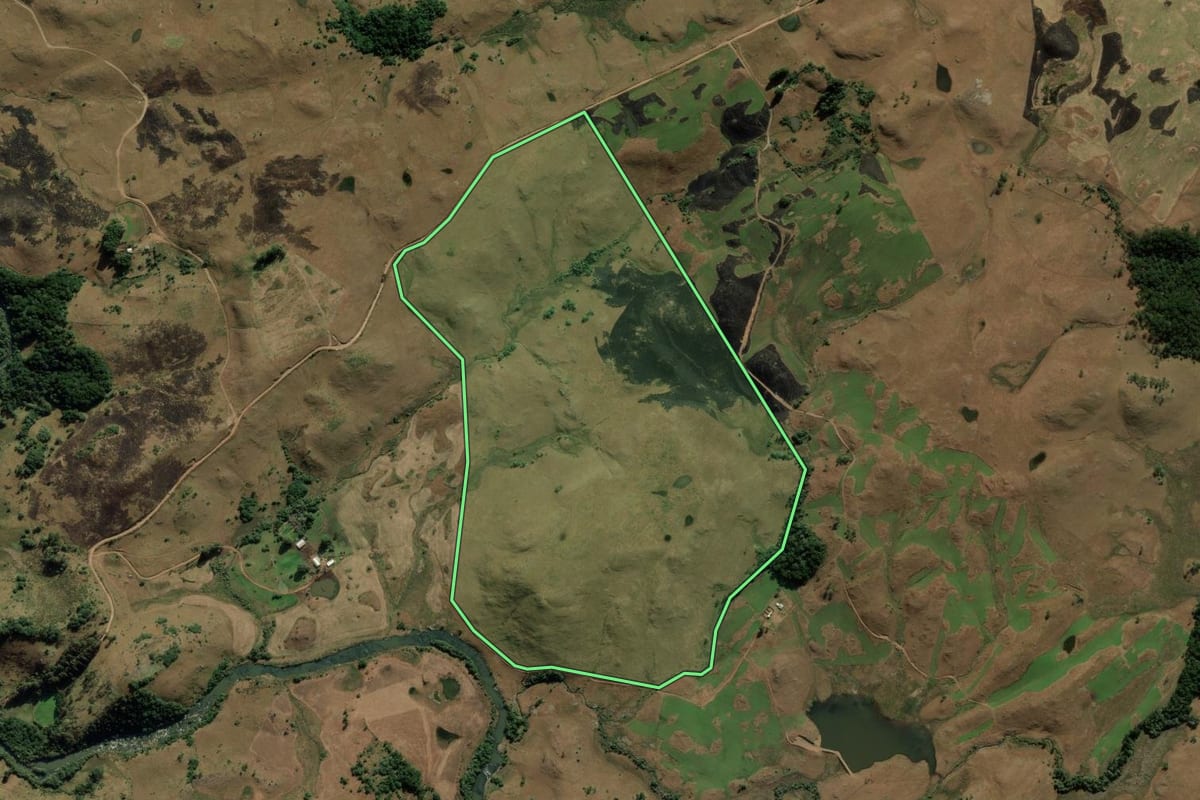 Imagem de satélite do imóvel rural em Bom Jesus (RS), com o contorno declarado no CAR desenhado por cima.