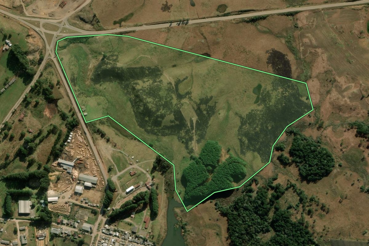 Imagem de satélite do imóvel rural em Bom Jesus (RS), com o contorno declarado no CAR desenhado por cima.