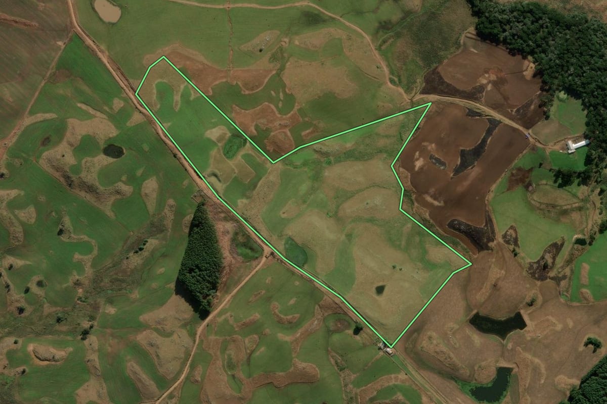 Imagem de satélite do imóvel rural em Bom Jesus (RS), com o contorno declarado no CAR desenhado por cima.