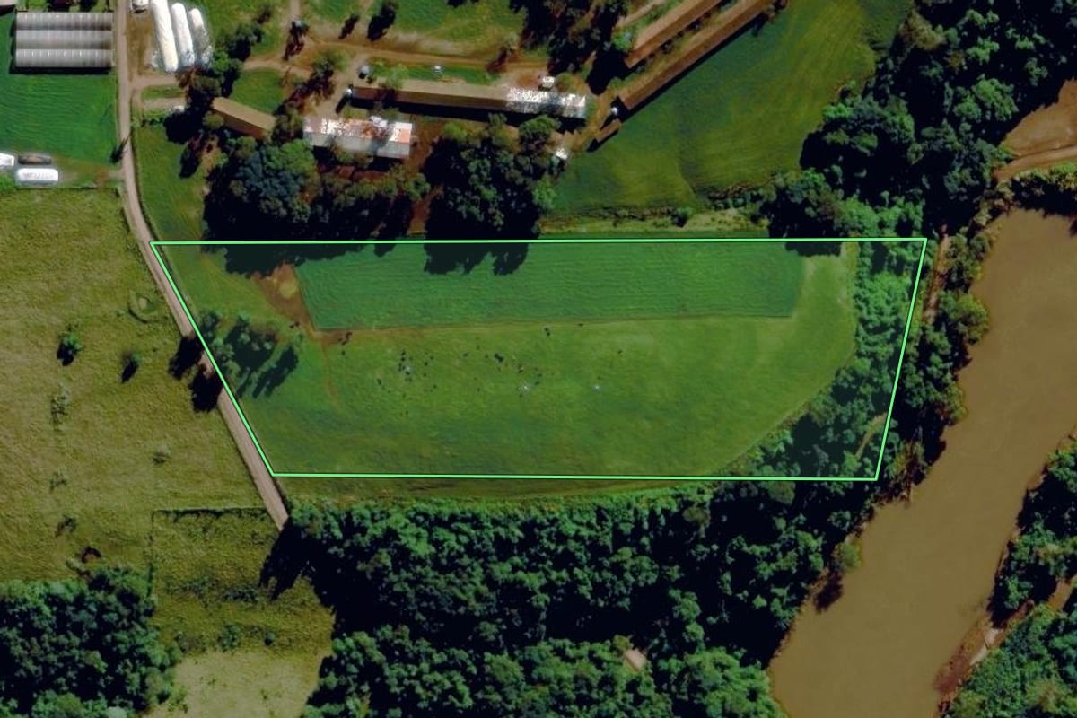 Imagem de satélite do imóvel rural em Bom Princípio (RS), com o contorno declarado no CAR desenhado por cima.